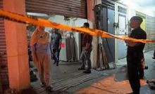  Polisi Diraja Malaysia (PDRM) Kajang Malaysia berjaga di lokasi penemuan surat suara Pemilu 2019 yang diduga sudah tercoblos. Foto: int 