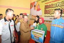Bupati Amril menyerahkan langsung bonus atlet/hari