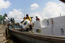Distribusi Kotak Surat untuk kebutuhan Desa Lukun dan Bathin Suir, Kecamatan Tebingtinggi Timur dilakukan menggunakan Kapal, Selasa 16 April 2019/mad