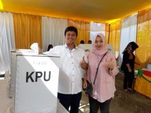 Andi Putra dan istri usai menggunakan hak pilihnya di TPS 5 Topan/zar