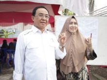 Bupati HM Wardan dan istri usai menyalurkan hak suaranya di TPS 12./ADV