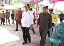 Bupati HM Wardan saat meninjau sejumlah TPS pada pelaksanaan Pilpres dan Pileg/ADV