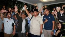 Capres nomor urut 02 Prabowo Subianto (tengah) bersama Cawapres Sandiaga Uno dan petinggi partai pendukung mendeklarasikan kemenangannya pada Pilpres 2019. Foto: int