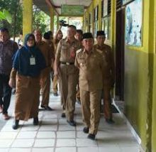 Bupati HM Harris meninjau pelaksanaan UN/int