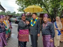 Ketua DPRD Andi Putra, SH. MH disambut karangan bunga saat kunjungannya di SMAN 1 Teluk Kuantan/zar