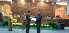 Bupati Drs. H. Mursini, M.Si menyerahkan LKPj kepada Ketua DPRD Kuansing Andi Putra, SH. MH/zar  