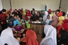 Ibu-ibu yang tergabung dalam Forikan  antusias mengikuti pelatihan masak berbahan dasar ikan dengan inovasi bahan tempatan/lin