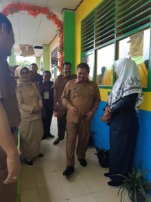 Bupati  Bengkalis meninjau pelaksanaan UN SD/MI di Bengkalis/hari