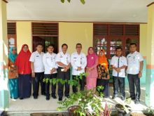 Bupati Kuansing H. Mursini didampingi Kadis Dikpora Jupirman saat meninjau UN/zar