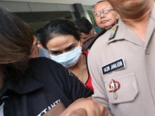 Vanessa Angel dikawal aparat Kepolisian. Foto: int 