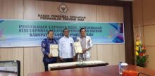 Bupati,  Drs H Irwan MSi bersama Wakil Ketua DPRD,  M Taufikurrohman berfoto bersama Kepala BPKRI Wilayah Riau,  T Ipoeng Andjar Wasita usai menerima LHP atas LKPD Kabupaten Kepulauan Meranti Tahun 2018, Rabu (24/4/2019)/mad