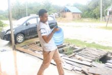 Agung Darma yang bekerja sebagai pengantar air galon, sukses terpilih menjadi anggota DPRD Muna Barat, Sultra. Foto: int 