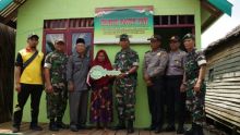 Kasdim Mayor Inf Untung Kusmanto menyerahkan kunci bedah Rumah 