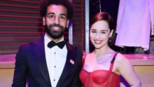Salah yang tampak akrab dengan Emilia Clarke. Foto: int 