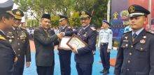 Kepala Lapas IIA Bengkalis Maizar saat menerima penghargaan/hari