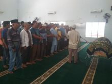 Jenazah Hazairin saat di sholatkan warga di mesjid 