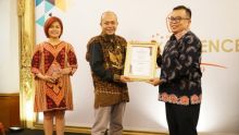  Penyerahan Award dilakukan oleh Kabid Penggembangan BPC Perhumas Indonesia Tarsih Ekaputra kepada Head of Corporate Communication PT RAPP./IST