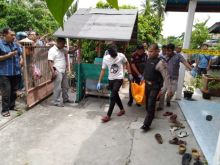 Polisi saat mengevakuasi korban tewas dari kontrakannya di Jalan Manggis,  Selatpanjang/mad