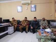  Sekda,  Yulian Norwis SE MM,  didampingi Kepala BKD,  Alizar,  Kabag Humas dan Protokol,  Heri Saputra SH dan Kabid Mutasi,  Ricky saat jumpa pers,  Senin (29/4/2019)/mad