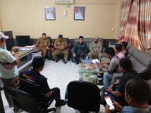  Sekda,  Yulian Norwis Se MM,  didampingi sejumlah Pejabat memberikan keterangan pers kepada sejumlah wartawan/mad