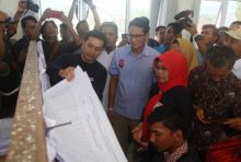 Sandiaga menyaksikan proses rekapitulasi C1 di Kecamatan Kuranji, Padang. Foto: int 