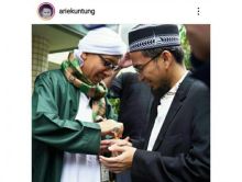Arie Untung unggah foto UAH dan Buya Yahya (foto/int)