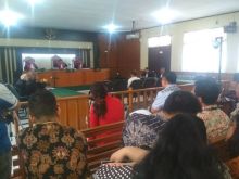 Salah satu dokter mendengarkan putusan vonis dari hakim terkait korupai alkes RSUD Arifin Ahmad