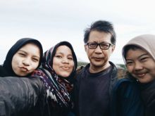 Rocky Gerung diajak selfie kaula muda (foto/int)