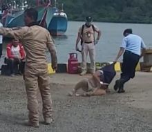 Salah satu adegan yang memperlihatkan seorang narapidana narkoba diseret-seret petugas Lapas Narkoba Nusakambangan. Video mendadak viral di media sosial. Foto: int 