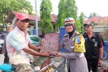  Bagi-bagi Bunga, Coklat dan Sembako di Jalan Raya/rgo