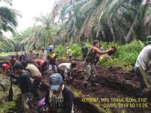 Gotong royong (Goro) penimbunan jalan sepanjang 300 meter dan lebar 2 meter/rgo
