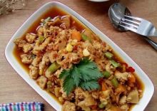 Ilustrasi tumis ayam sayur