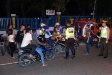 Terlihat petugas ditlantas polda riau tengah memberhentikan pengendara yang tidak dilkengkapi surat-surat.