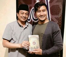 Arie Untung unggah foto saat bersama Ustaz Bachtiar Nasir (foto/int)