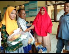 Dinas Perdaganganmenyalurkan sebanyak 585 paket sembako murah bagi warga /lin