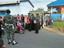 Kodim 0314/Inhil membagi-bagikan takjil gratis kepada pengguna jalan/rgo