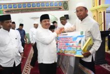 Bupati Amril menyerahkan bantuan saat Safari Ramadhan/hari