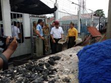 Mentri Hukum dan HAM Yasonna Laoly saat meninjau lokasi Rutan Siak pasca kerusuhan dan pembakaran.