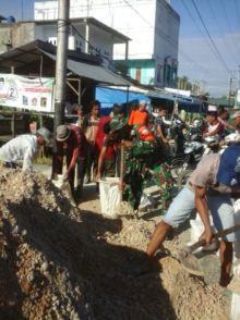 Babinsa bersama masyarakat menimbun akses jalan berlubang yang menuju Dusun Indra Jaya, Desa Karya Tunas Jaya Kecamatan Tempuling. /rgo