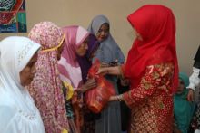 Warga Kecamatan Tualang menerima paket sembako dari PKK Kabupaten Siak/lin