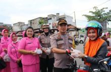 Kapolres Inhil memberikan Takjil Gratis Bagi Pengendara Motor dan Tukang Becak /rgo