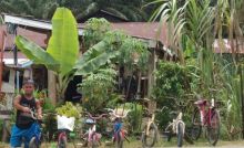 sosok Ucok dengan sepeda bekas hasil daripada karyanya/azi