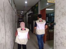 Penyidik KPK di kantor Bupati Bengkalis 