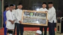 GM PT RAPP, Wan Moahmmad Jack Anza menyerahkan penunjuk waktu shalat kepada Asisten III Setdakab Meranti, Rosdaner SPd/mad