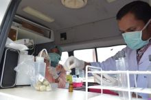 Terlihat petugas BBPOM Tengah melakukan tes terhadap sampel makanan yang diduga mengandung zat berbahaya.