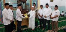 Wakil Rektor UIR serahkan Alquran ke Takmir Mesjid