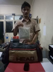 Tersangka kurir narkoba saat ditangkap Satresnarkoba Polres Dumai