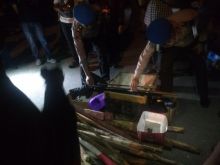 Belasan Bom Molotov siap ledak dan senjata tajam diamankan kepolisian saat menyisir lokasi tawuran di Rumbai Pesisir. (Foto.amri)