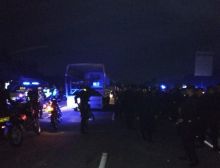 Petugas Kepolisian tampak masih berjaga-jaga di kawasan Jembatan Siak IV untuk mengantisipasi terjadinya bentrok susulan. Foto: ist 