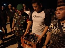 Aparat mengamankan senjata tajam dan bom molotov (foto/Hadi)
